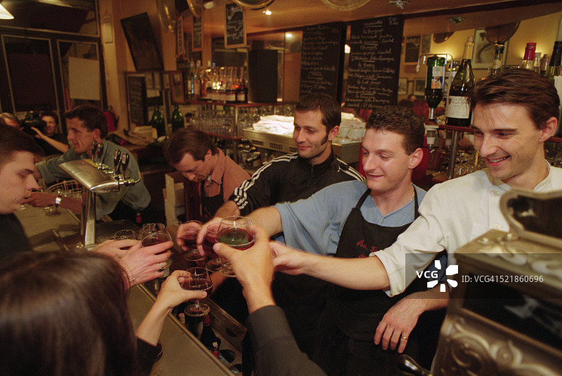 品尝新年第一杯博若莱新酒图片素材