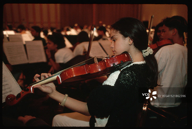 小提琴家在儿童乐团中练习图片素材