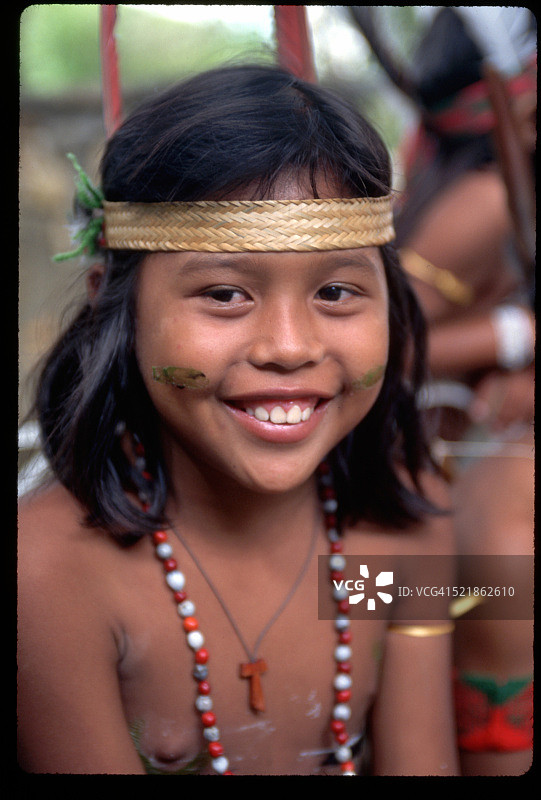 微笑的年轻佩蒙族女孩图片素材