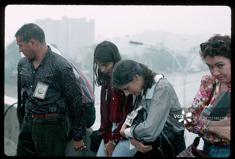 在教皇访问期间冒雨等待的民众图片素材