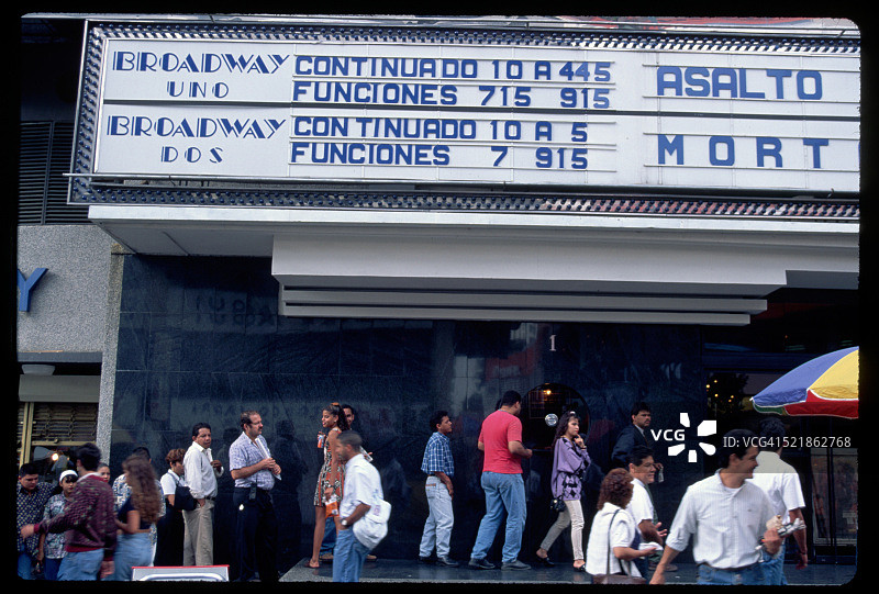 人们在电影院购买电影票图片素材