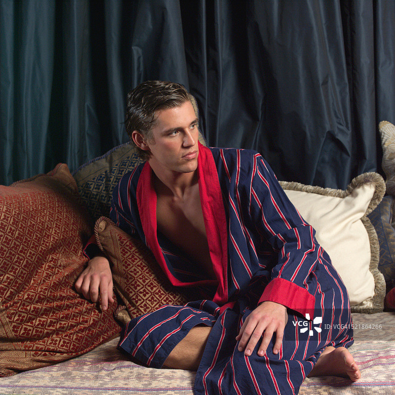 年轻男子穿着睡袍图片素材