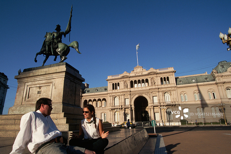 情侣在五月广场放松图片素材