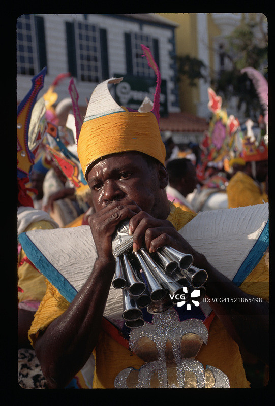 男人在狂欢节游行中吹号图片素材