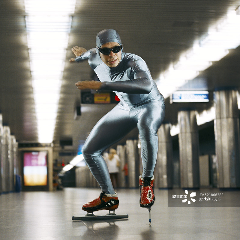 地铁站内的滑板运动者图片素材