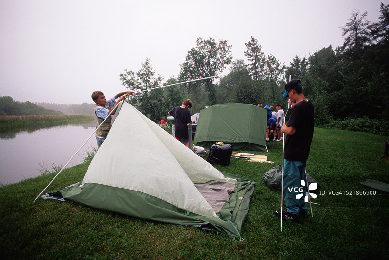 童子军拆卸帐篷图片素材