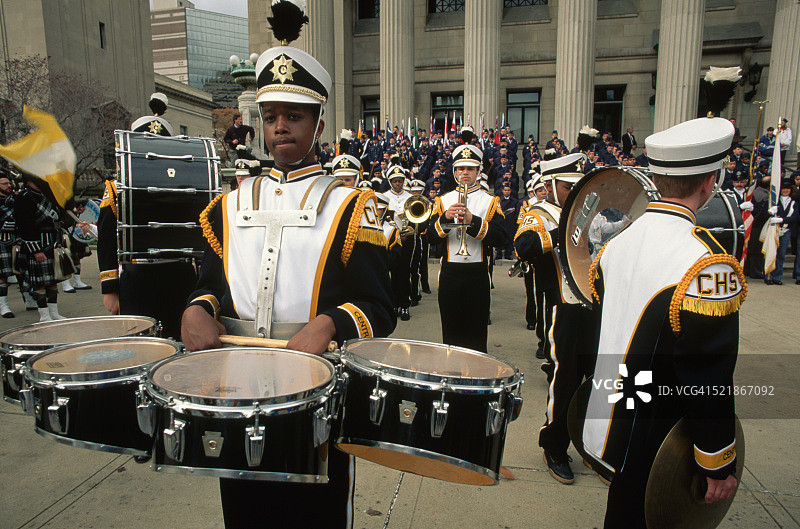 退伍军人节游行中的高中鼓手图片素材
