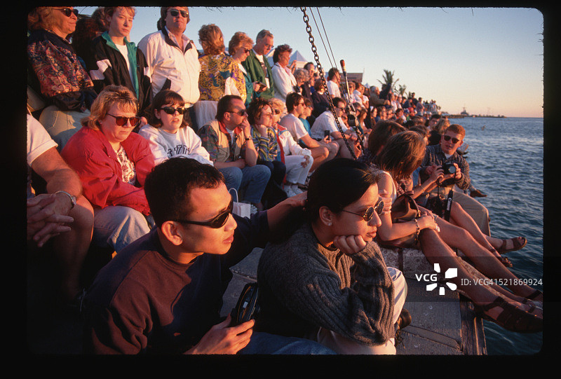 在马洛里广场观看表演的群众图片素材