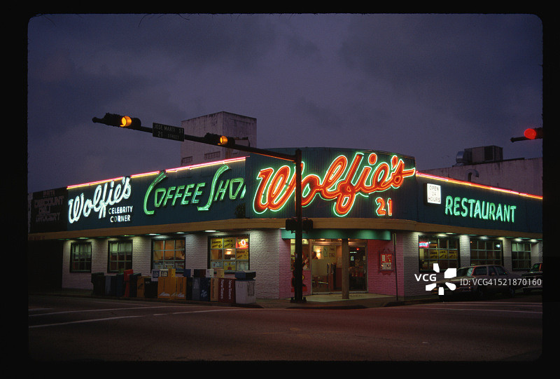 夜幕下的沃尔夫冈湖图片素材