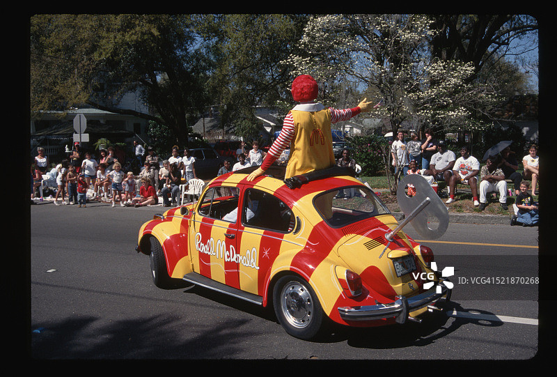 麦当劳叔叔在挥手致意图片素材