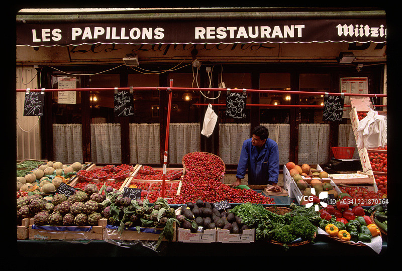 农产品摊位上的摊贩图片素材