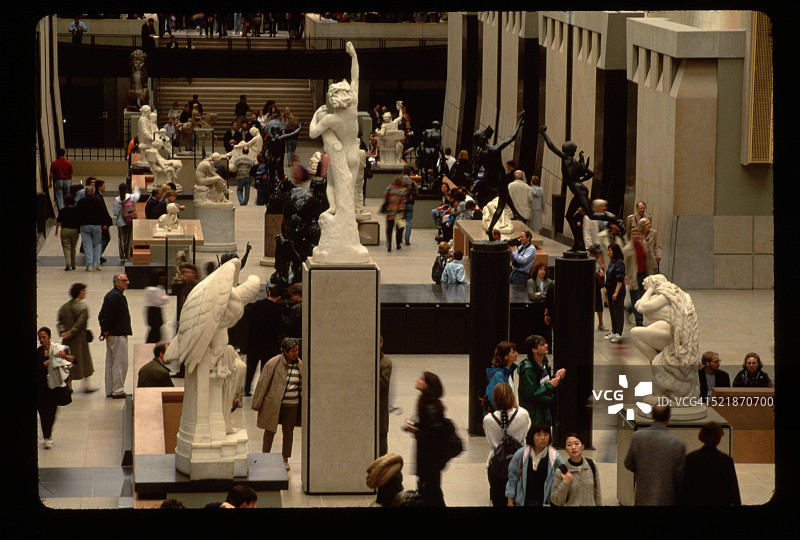 参观者在博物馆观看雕塑图片素材