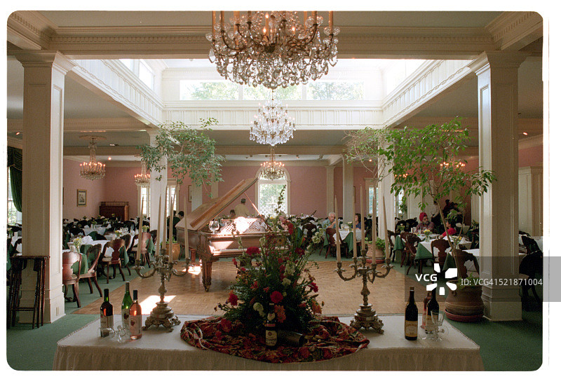 诺托韦种植园伦道夫大厅用餐区花卉展示图片素材