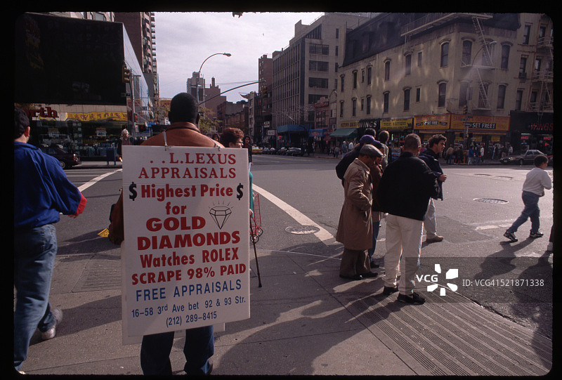 身穿广告三明治板的男人图片素材
