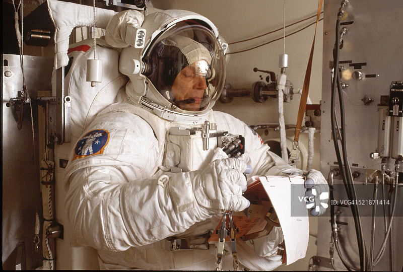 身穿宇航服的宇航员图片素材