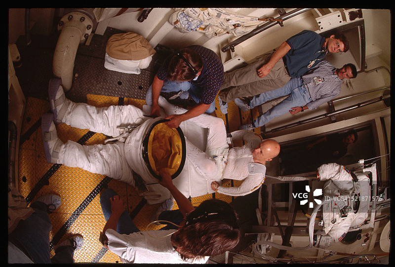 为宇航员穿上太空服图片素材