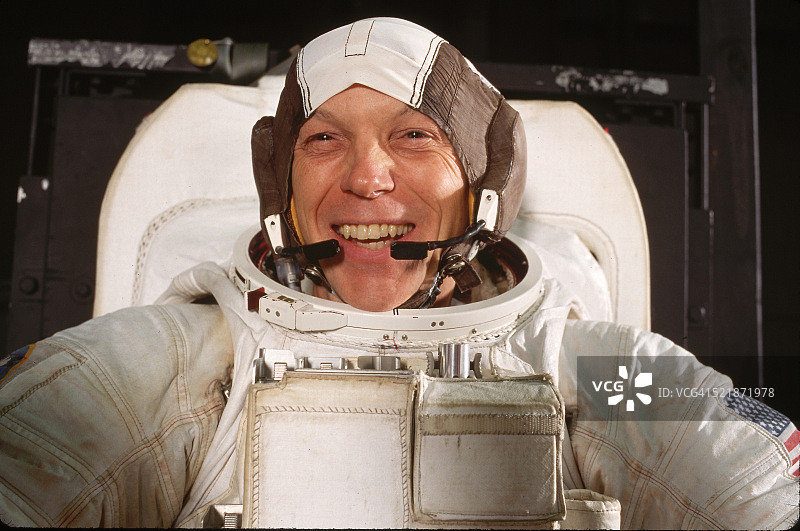 宇航员穿着太空服微笑图片素材