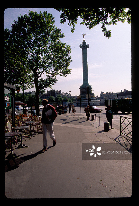 行人在巴士底广场行走图片素材