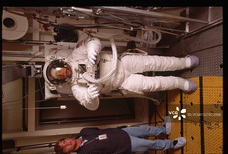 宇航员穿宇航服图片素材