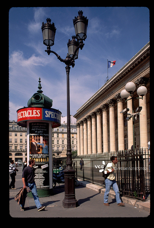 在巴黎证券交易所前的人们图片素材