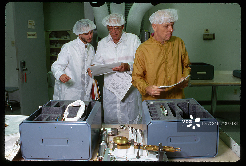 携带望远镜维修工具的宇航员图片素材