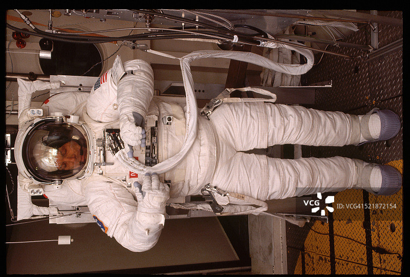 宇航员检查他的太空服图片素材