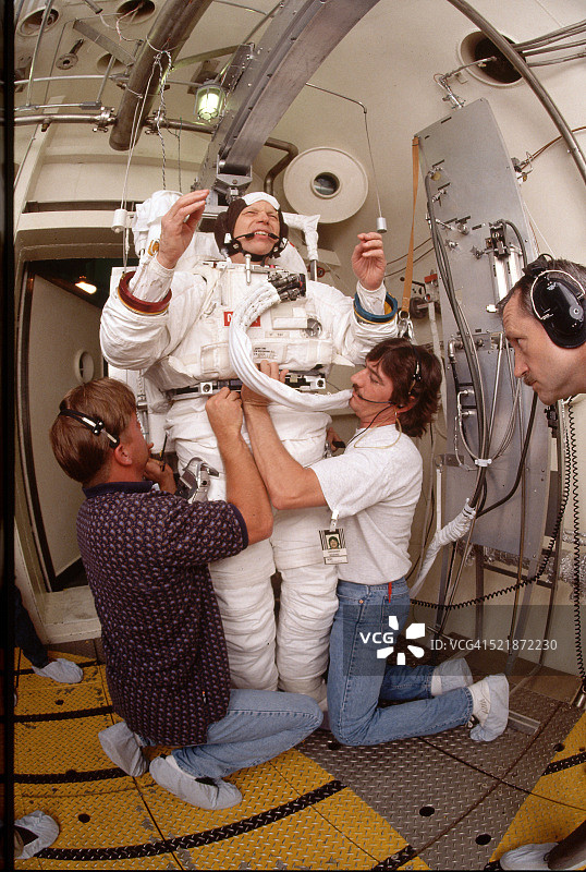 为宇航员穿上太空服图片素材