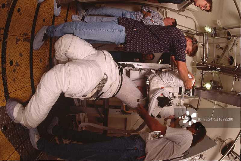 为宇航员穿上太空服图片素材