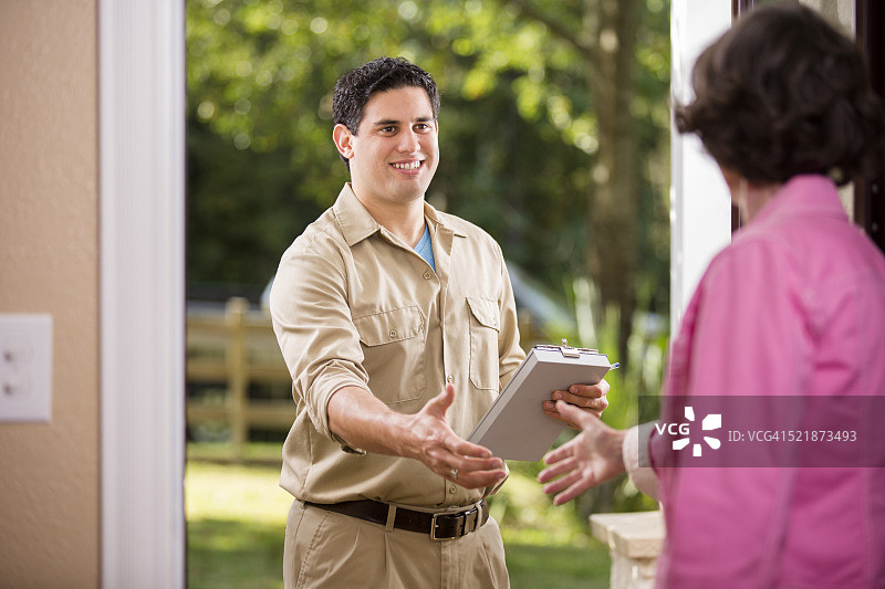 服务行业：拉丁裔维修工上门服务图片素材