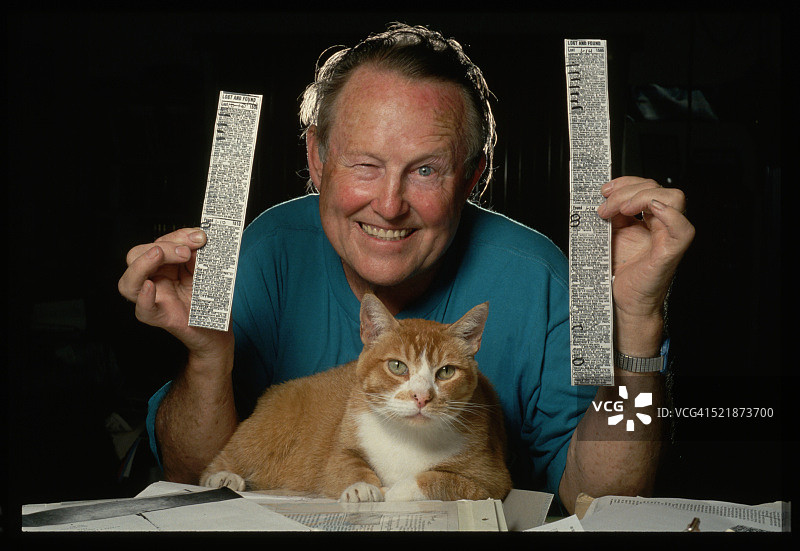 拿着报纸的地震理论家图片素材