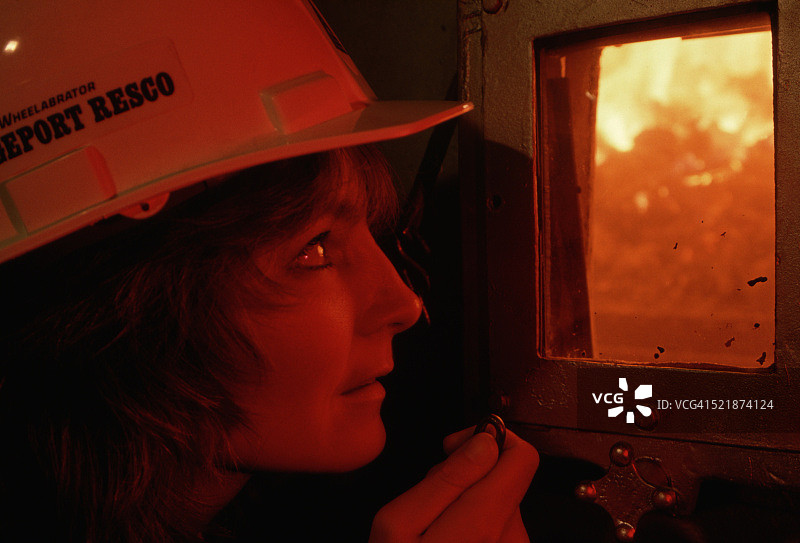 查看焚化炉的工人图片素材