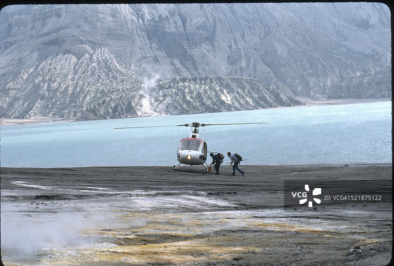 皮纳图博火山的火山口上的直升机图片素材