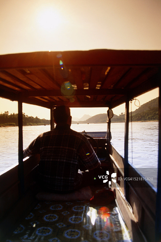 老挝琅勃拉邦湄公河上的船只图片素材