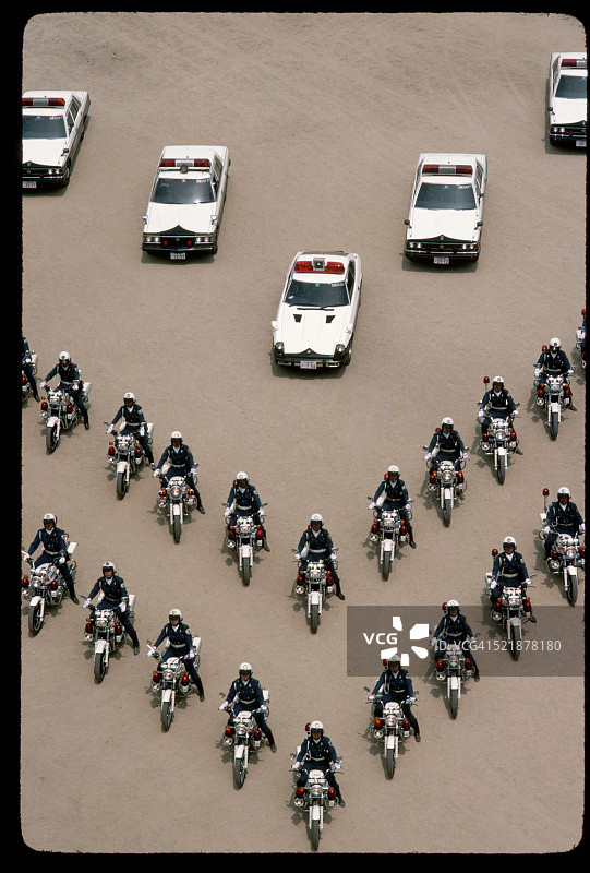 列队行驶的警用摩托车图片素材