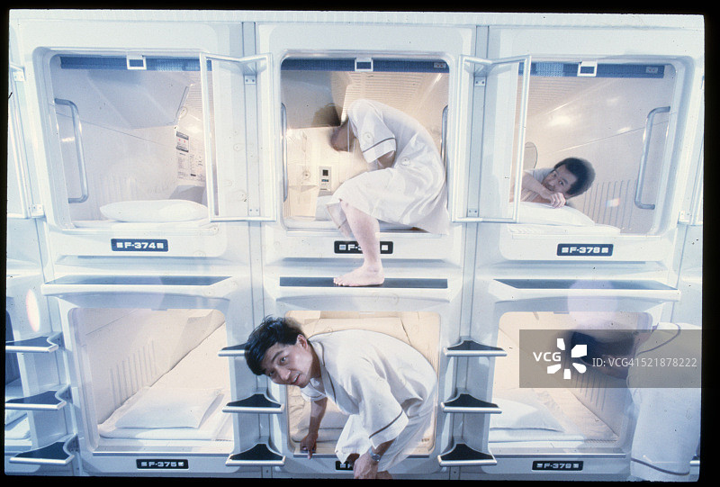 在胶囊旅馆里的商人图片素材