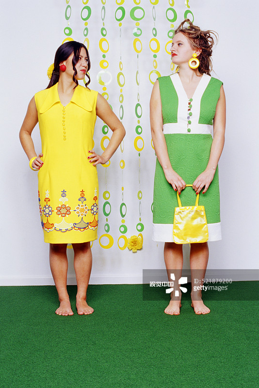 两位女人穿着绿色和黄色连衣裙图片素材