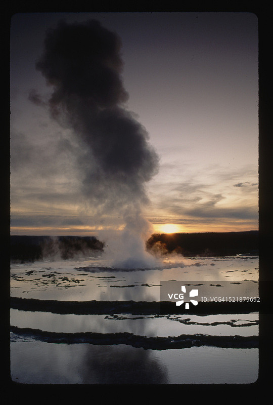 大喷泉间歇泉的日落图片素材