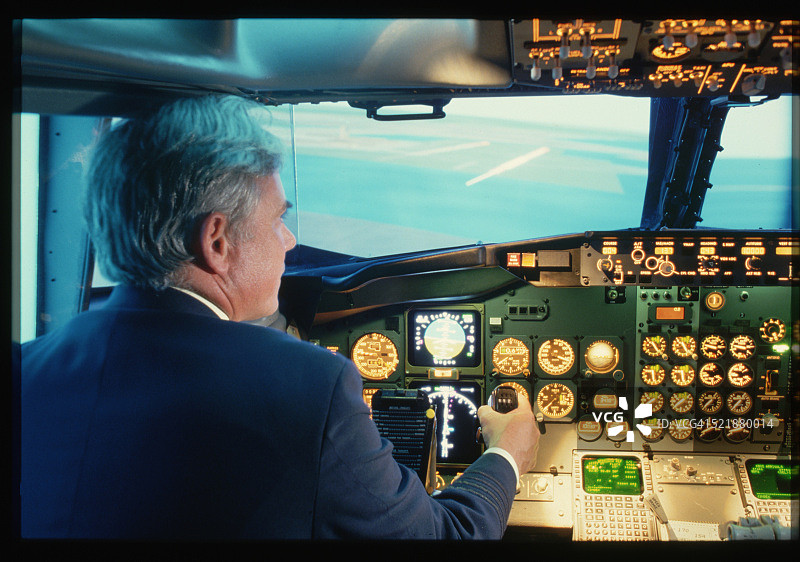 737-300飞行模拟器中的飞行员图片素材