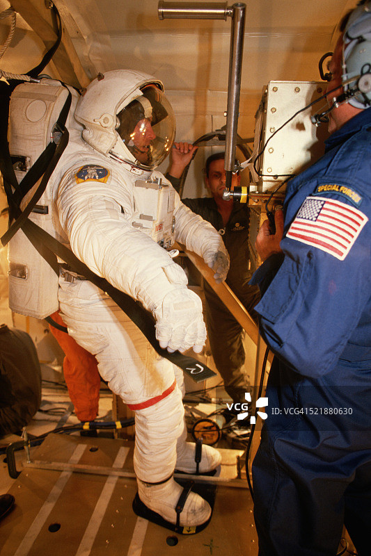 宇航员穿上新太空服图片素材