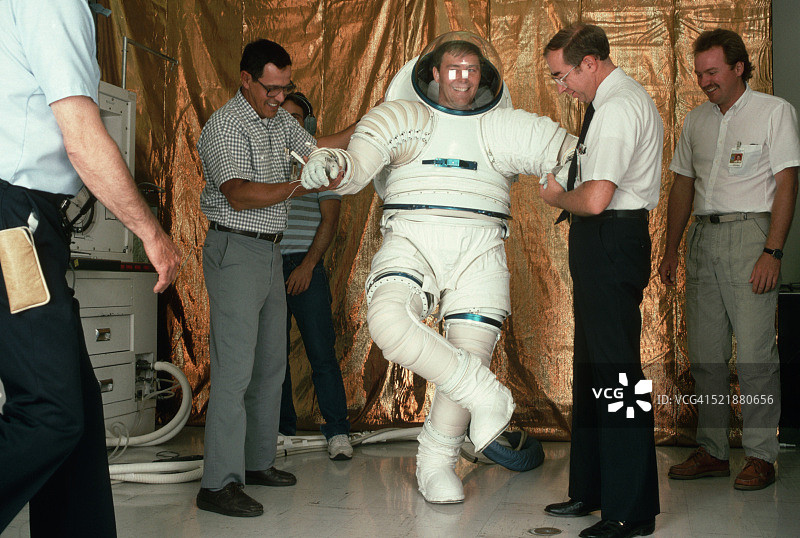 宇航员与太空服设计师图片素材