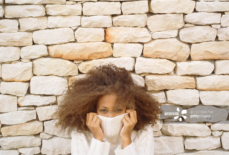 有卷发的年轻女子图片素材