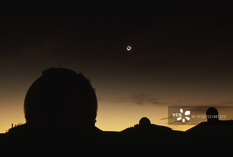 凯克天文台上的日食现象图片素材