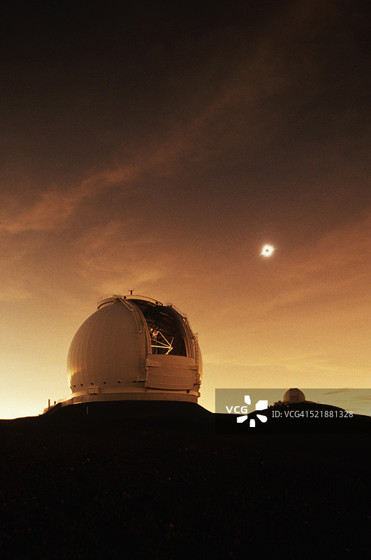 凯克天文台上的日食现象图片素材