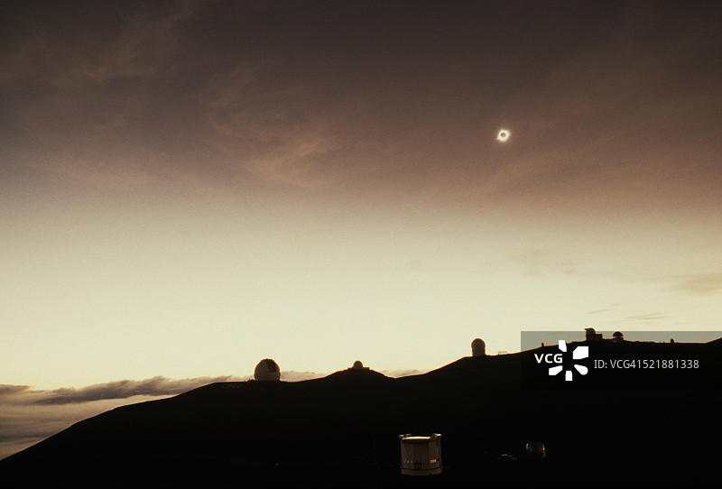 莫纳克亚天文台上的日食图片素材