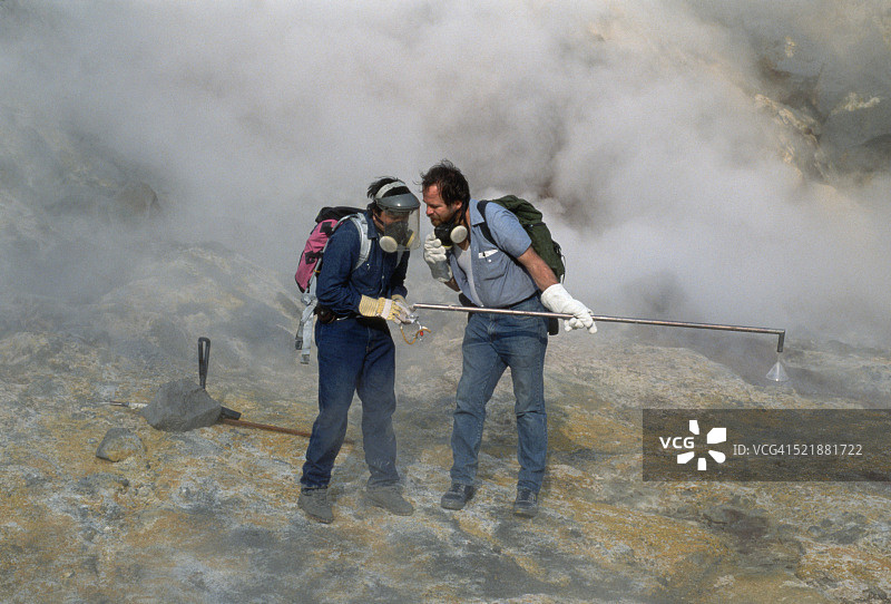 皮纳图博火山上的火山学家图片素材