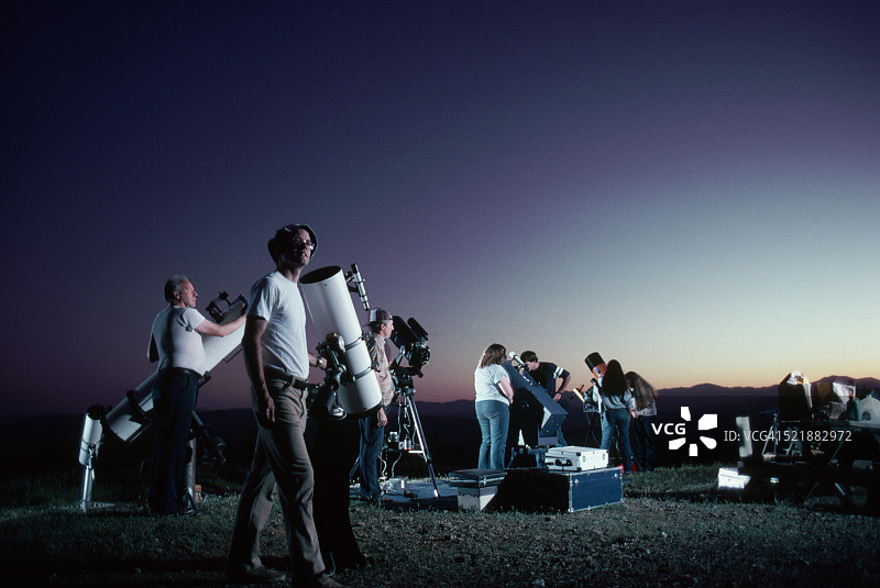 业余天文学家仰望天空图片素材