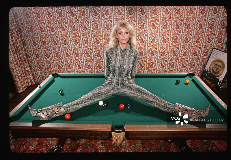 布里特·艾克拉在台球桌上摆姿势图片素材