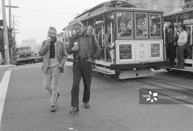 埃文·康奈尔和赫伯·戈尔德吃冰淇淋图片素材