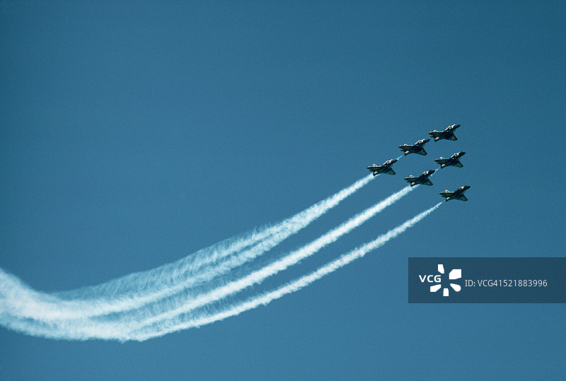 “蓝色天使”飞行表演队空中表演图片素材