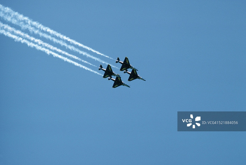 蓝色天使飞行队在舰队周期间编队飞行图片素材